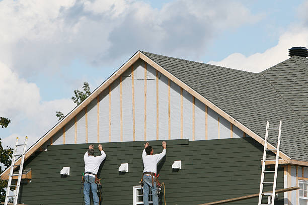 Professional Siding technician working in Centreville, IL
